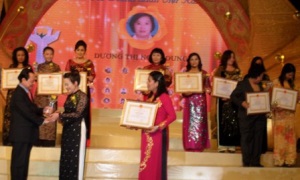 100 nữ doanh nhân Việt Nam tiêu biểu năm 2010 được nhận Cúp Bông Hồng Vàng